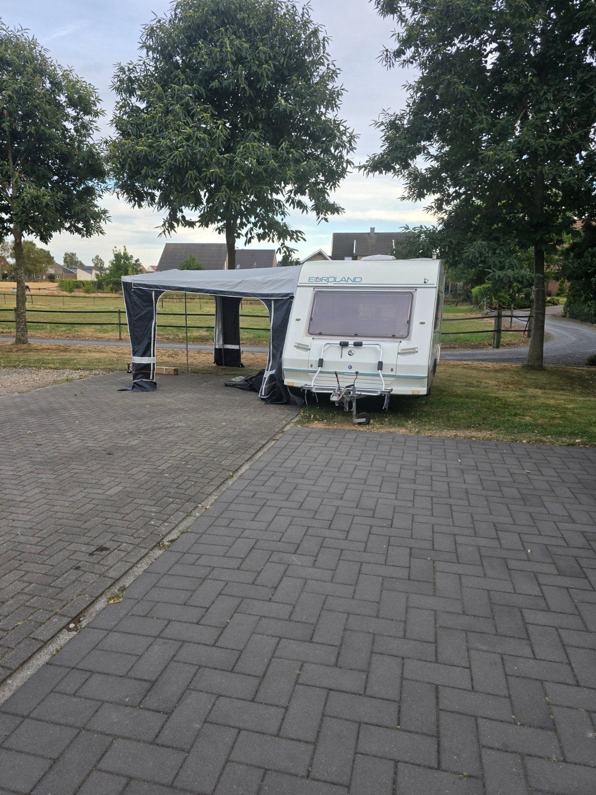 Compacte caravan met nieuwe gasleiding en horren, Caravans en Kamperen, Particulier, Fietsenrek, Vast bed
