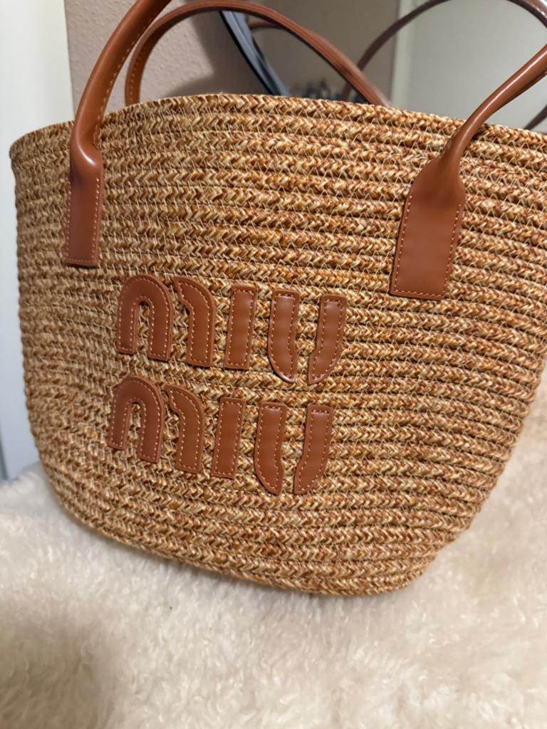 Miu Miu Stro Tas - Stijlvolle Shopper, Sieraden, Tassen en Uiterlijk, Tassen | Damestassen, Ophalen of Verzenden, Gebruikt, Bruin