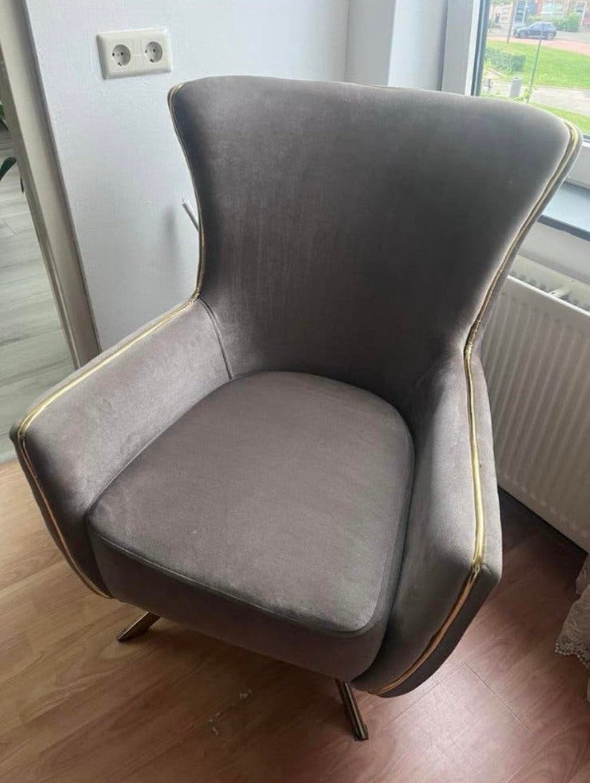 Luxe Grijze Velours Fauteuil met Gouden Details, Huis en Inrichting, Ophalen, Zo goed als nieuw, Stof, 75 tot 100 cm
