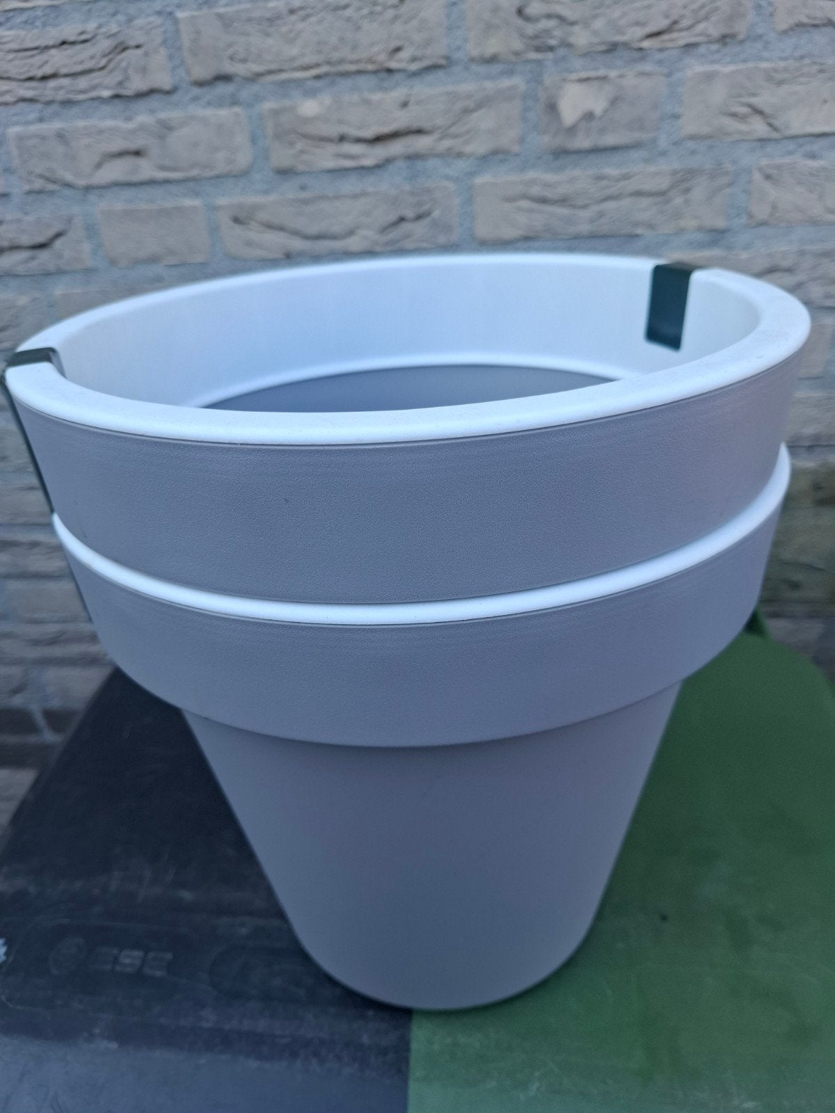 2 nieuwe bloempotten lichtgrijs/wit. € 5., Ophalen, Kunststof, Minder dan 30 cm, Rond