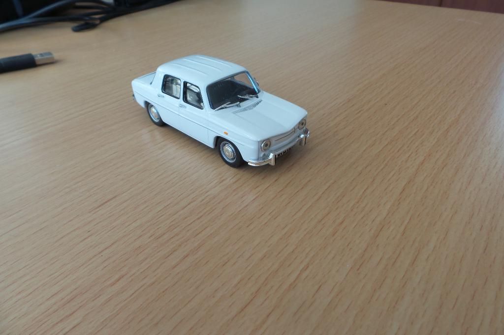 Renault 8, Hobby en Vrije tijd, Modelauto's | 1:43, Ophalen of Verzenden, Zo goed als nieuw, Auto, Overige merken