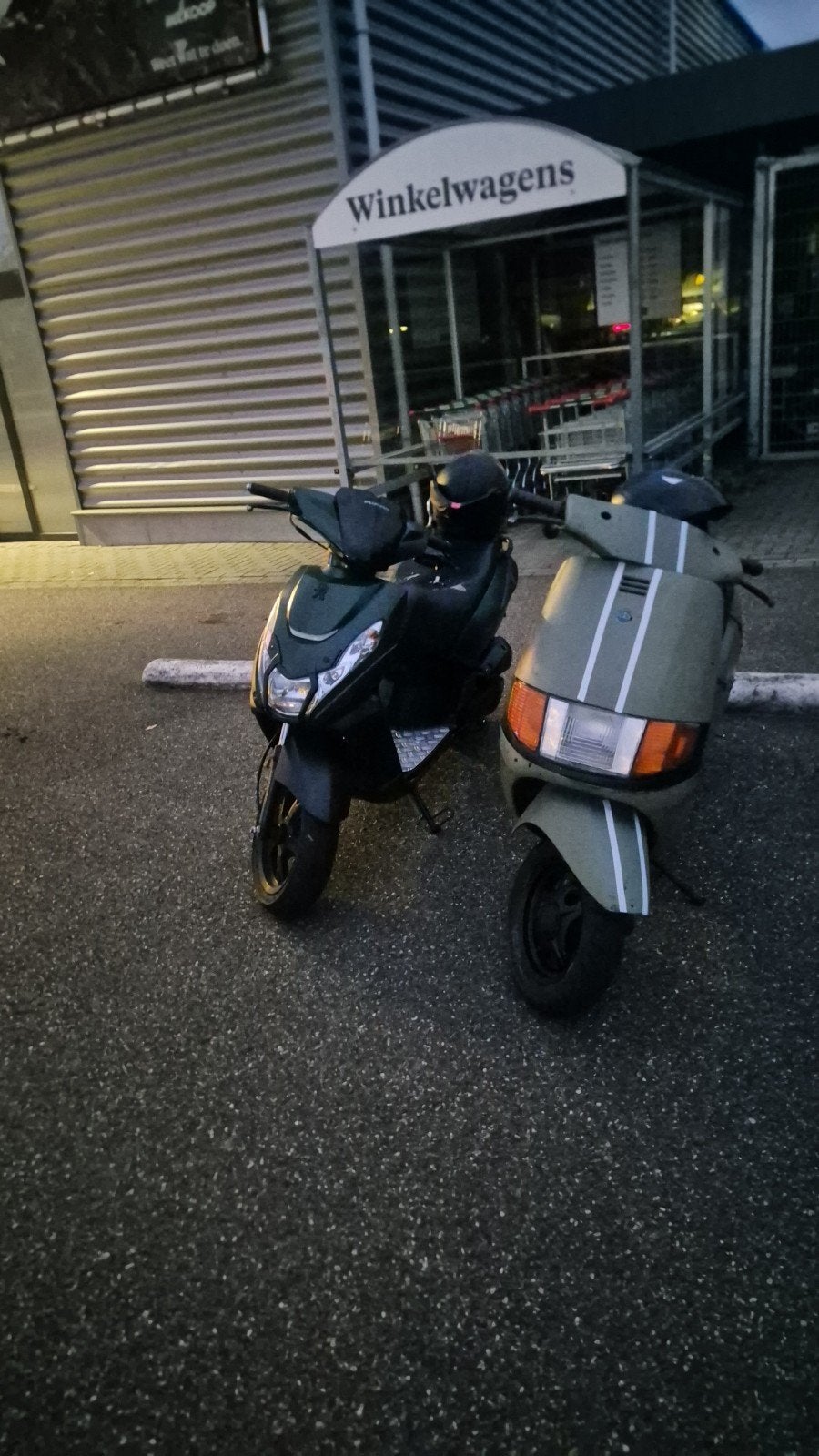 GEZOCHT piaggio sfera kappen set, Fietsen en Brommers, Scooters | Piaggio, Ophalen, Benzine, Zip