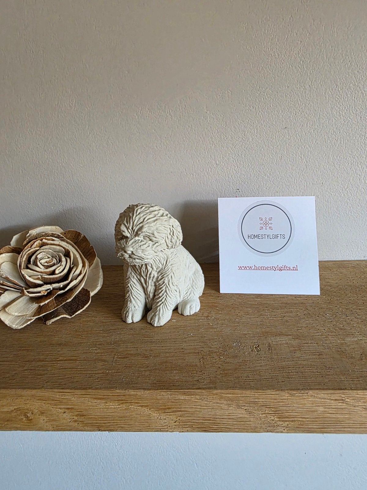 Handgemaakt betonnen hondje - 7 cm hoog, Ophalen of Verzenden, Nieuw, Wit, Steen/keramiek