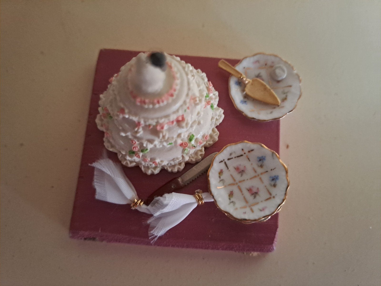 Miniatuur bruidstaart met servies en bestek, Ophalen of Verzenden, Gebruikt