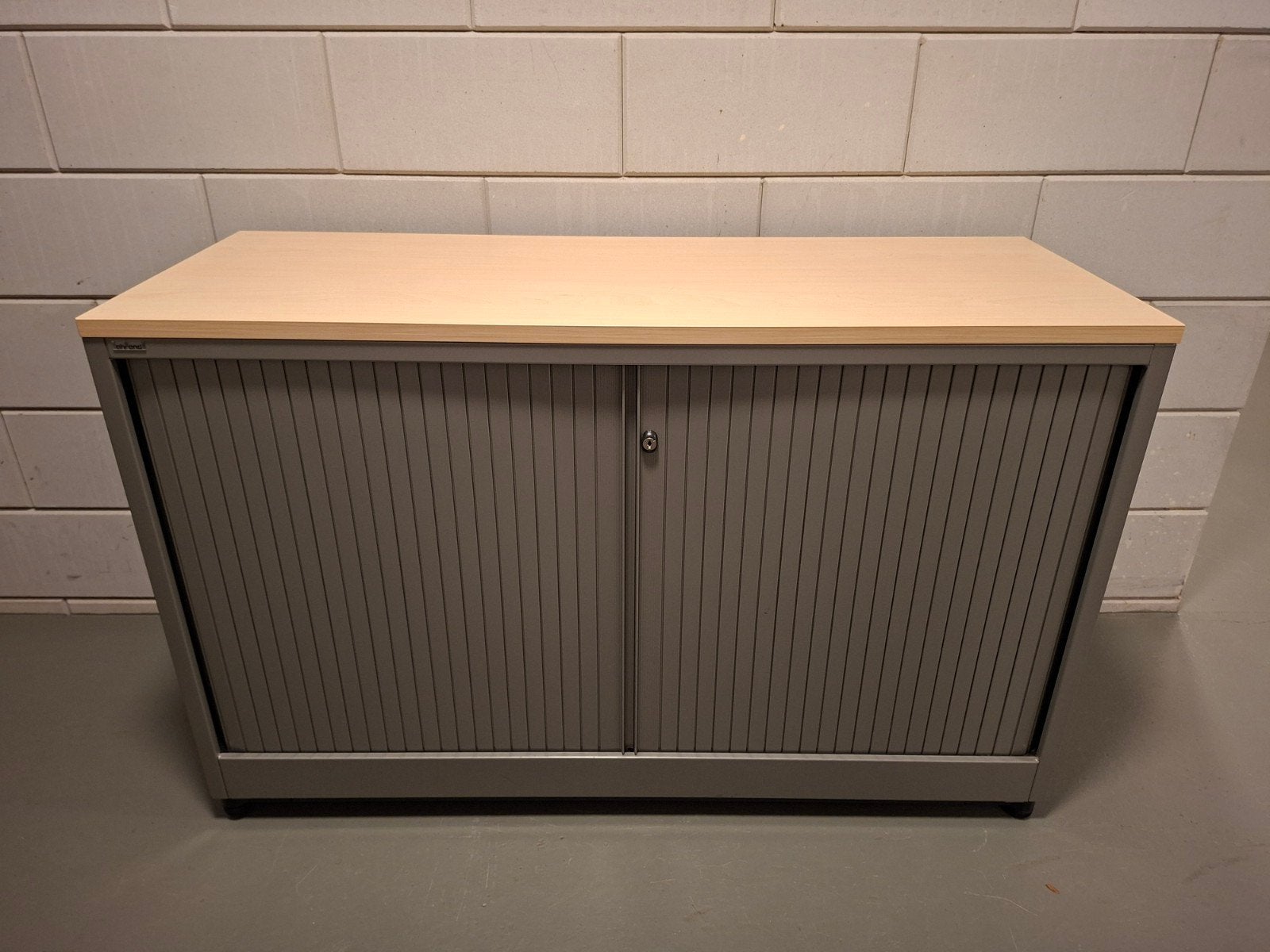Te koop: Ahrend Roldeurkast (Nieuwstaat), Huis en Inrichting, 100 tot 150 cm, Nieuw, Minder dan 100 cm, Meerdere deuren