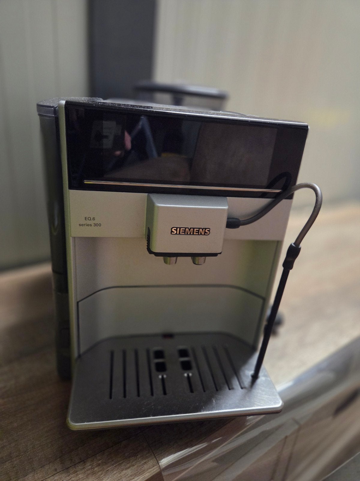 Siemens EQ.6 series 300 volautomatische espressomachine, Witgoed en Apparatuur, Stoompijpje, Gebruikt, Espresso apparaat, 4 tot 10 kopjes