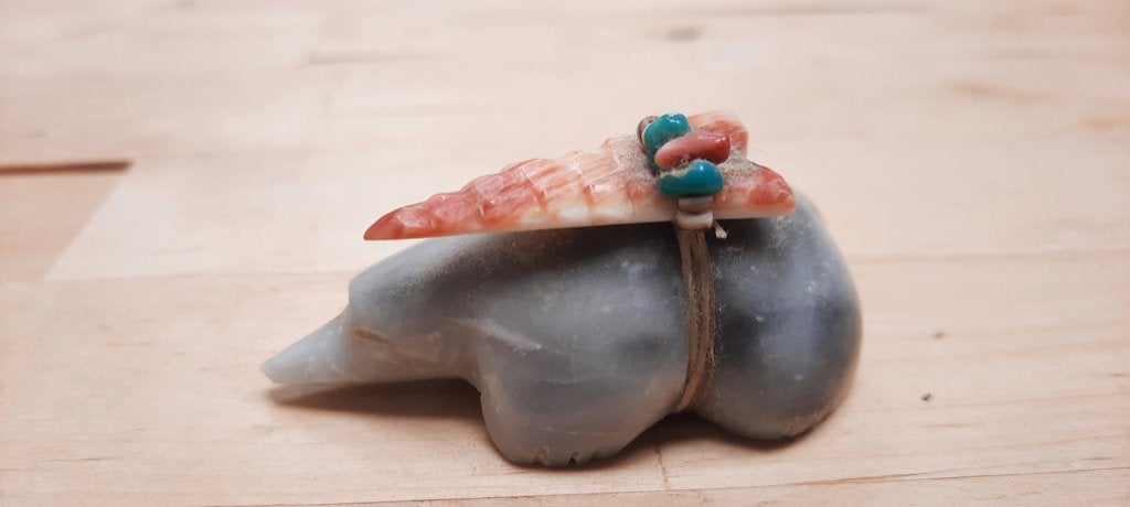 EEN HANDGESNEDEN ZUNI FETISH GEMAAKT DOOR LENA BOONE, Handgemaakt, Steen/keramiek, Verzenden, 3 cm