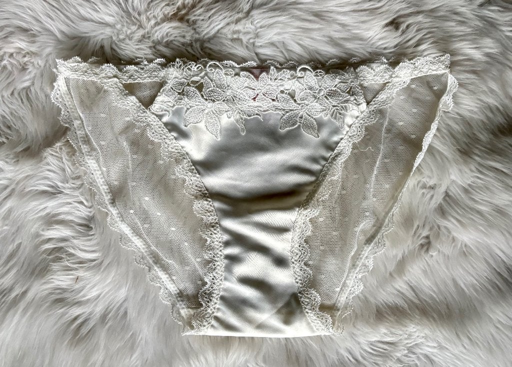 Wit satijnen slipje met kanten bloemtjes | M/L, Kleding | Dames, Verzenden, Wit, Slip