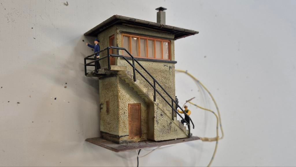 Sein huisje met 2 mannetjes en verlichting spoor HO, Hobby en Vrije tijd, Modeltreinen | H0, Ophalen of Verzenden, Gelijkstroom of Wisselstroom