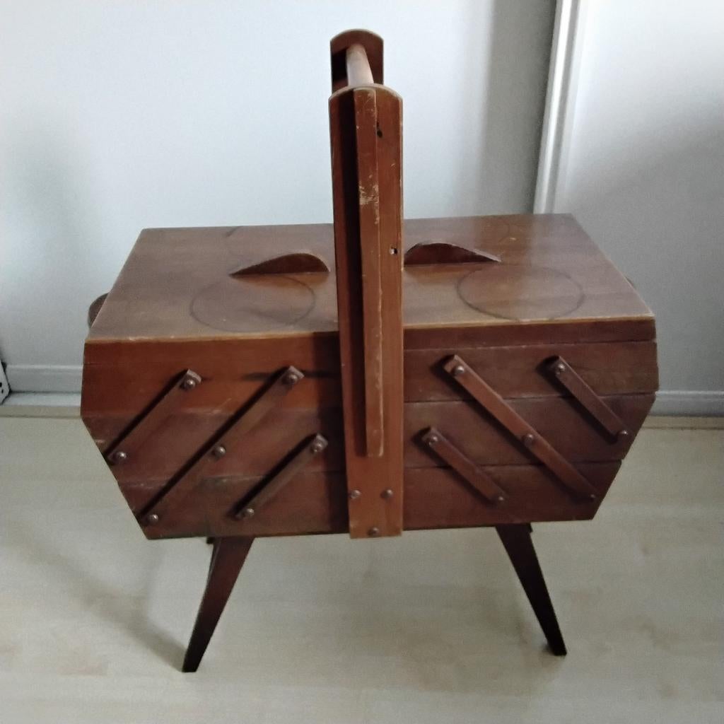Vintage houten naaikastje / naaidoos op pootjes, Ophalen of Verzenden, Gebruikt