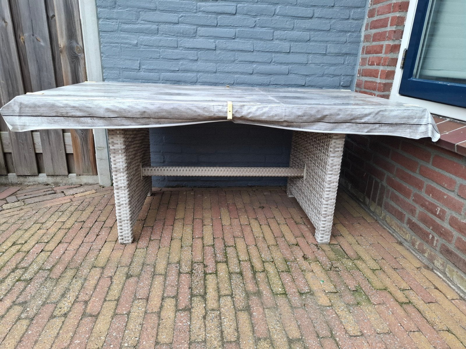 Tuintafel met wicker onderstel en glazen blad, Ophalen, Gebruikt, Rechthoekig, Wicker
