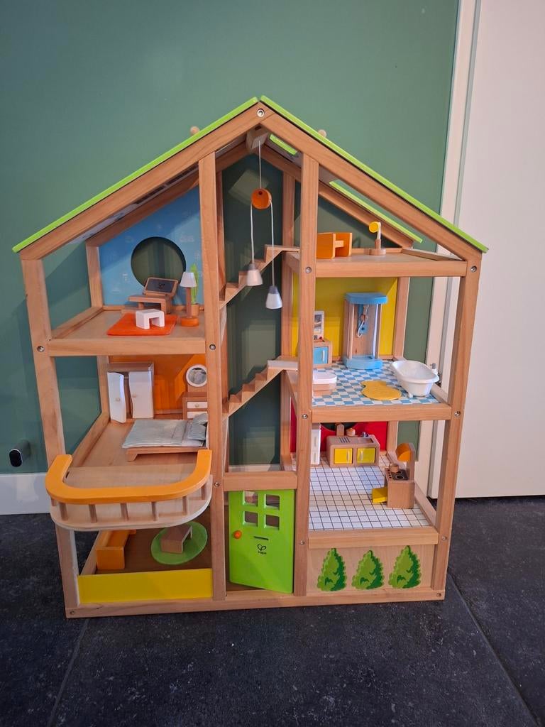Houten poppenhuis met meubels, poppen en accessoires, Kinderen en Baby's, Speelgoed | Poppenhuizen, Ophalen, Gebruikt, Poppenhuis