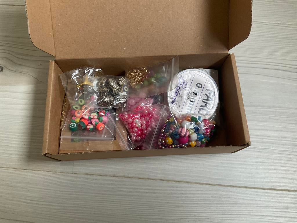 Paket kralen met sieraden benodigdheden en elastiek, Diversen, Kerst, Ophalen of Verzenden, Zo goed als nieuw