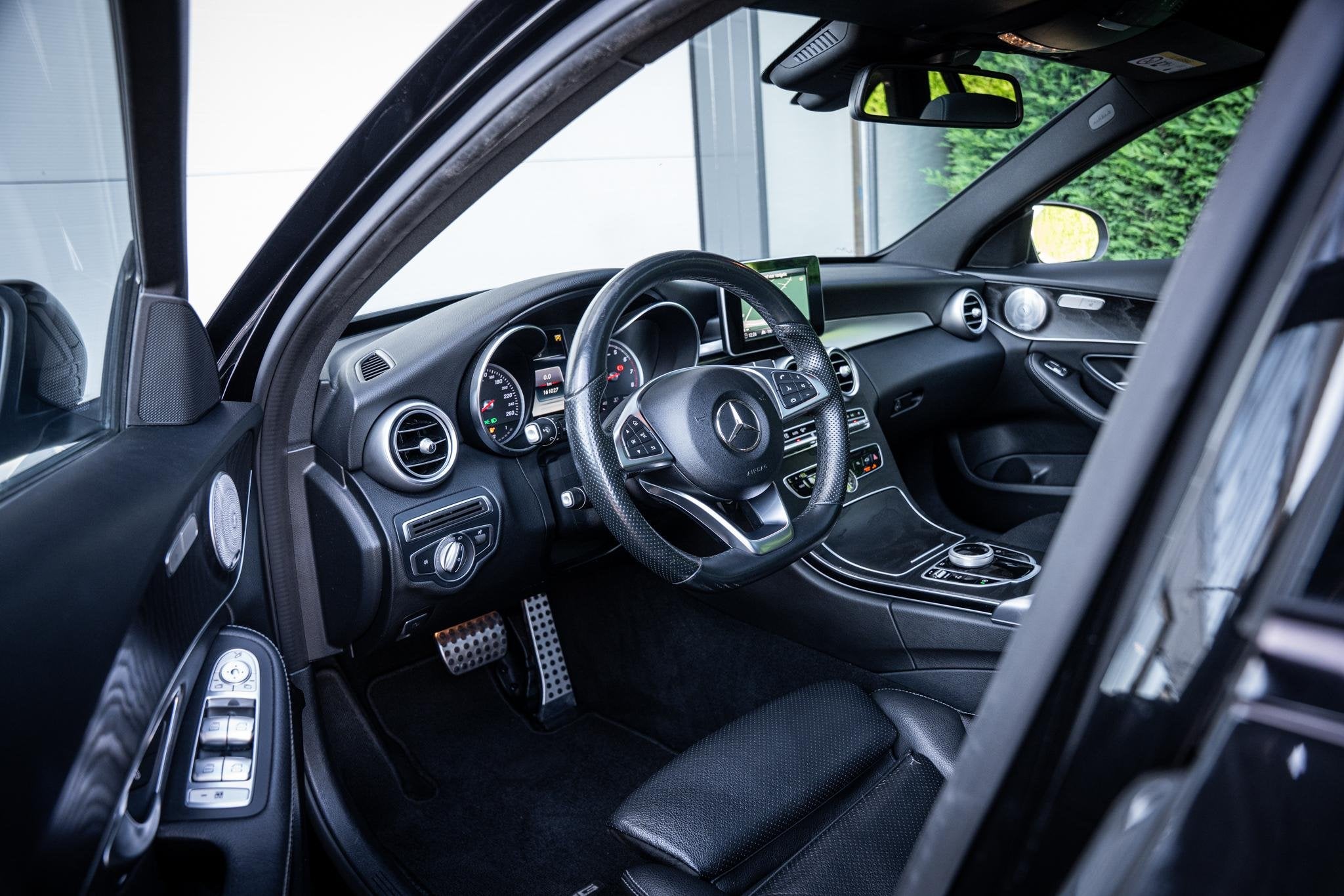 Mercedes-Benz C-klasse Estate 180 AMG Night Edition Pano|Bur, Automaat, Achterwielaandrijving, Zwart, 750 kg