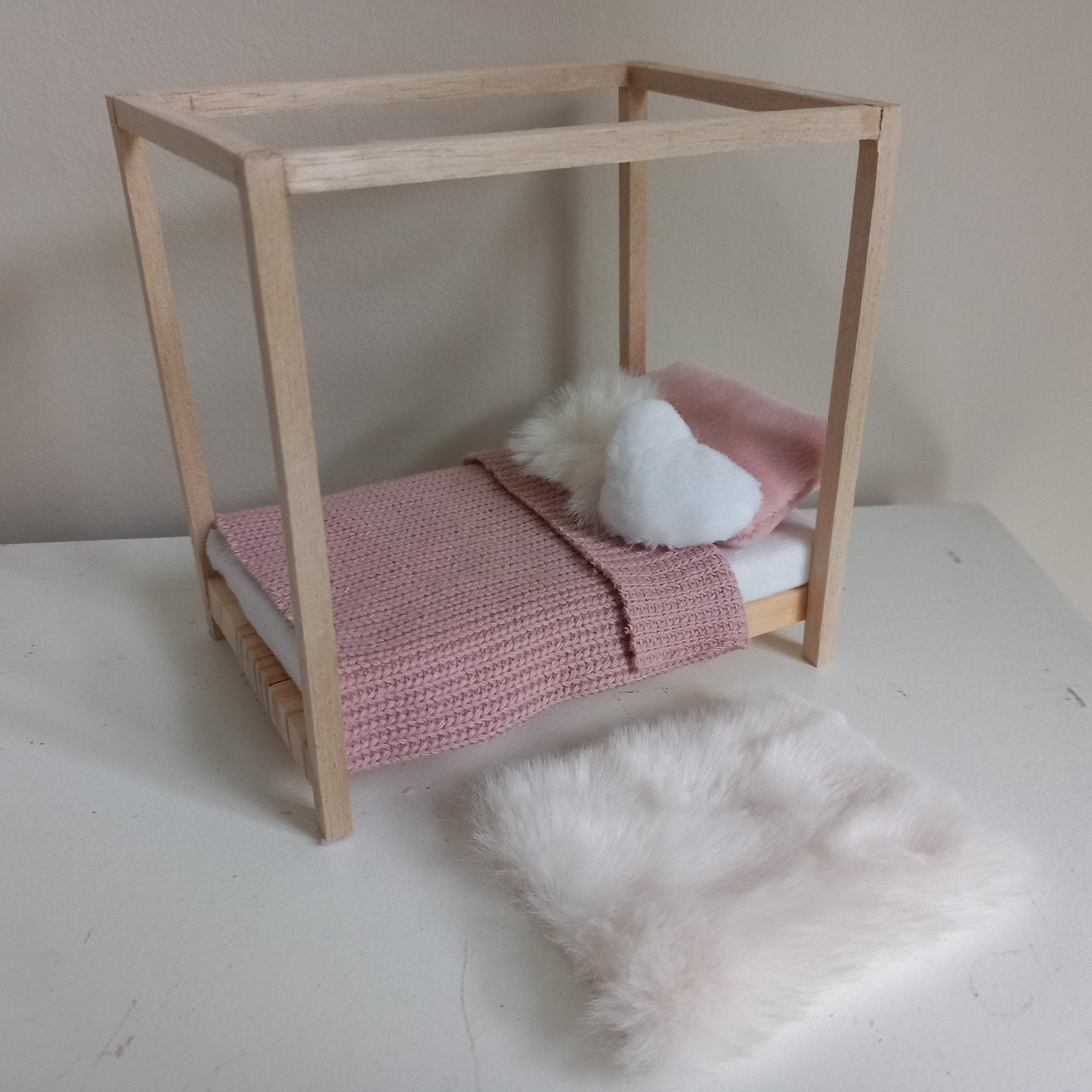 Poppenhuis kinderkamer bedje, Ophalen of Verzenden, Nieuw, Decoratie