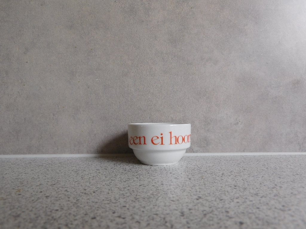 Eierdopje 'Een ei hoort erbij' Oranje, Overige merken, Keramiek, Overige typen, Ophalen of Verzenden