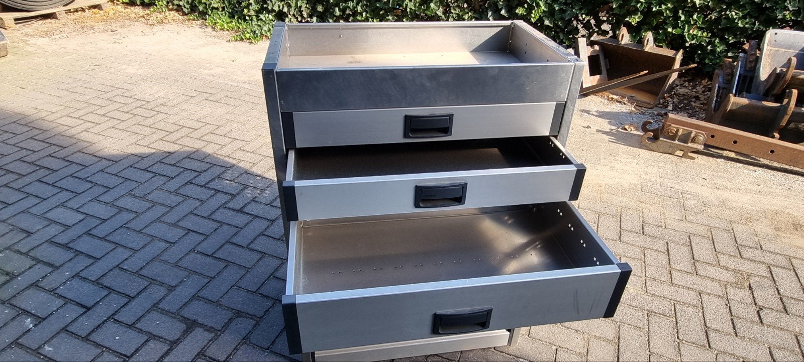 aluca kast voor in bus, Ophalen