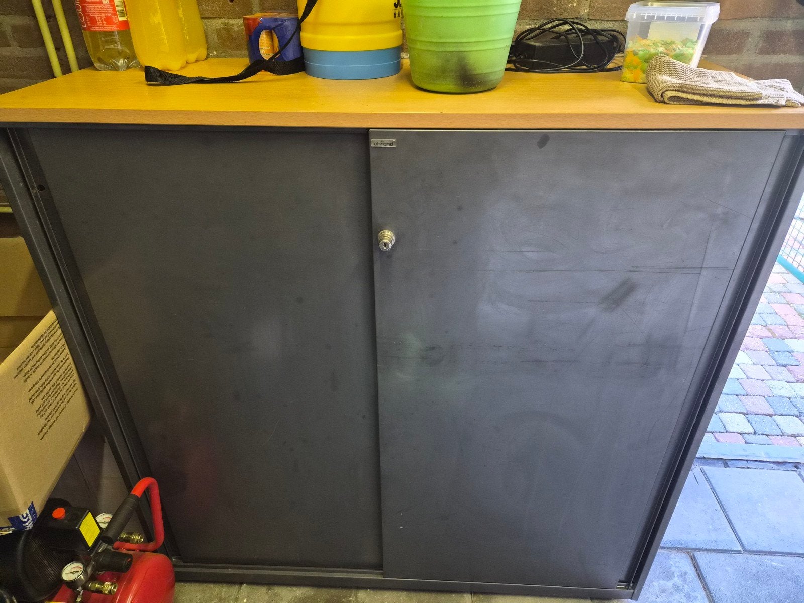 Opbergkast met schuifdeuren en slot, Ophalen, Gebruikt