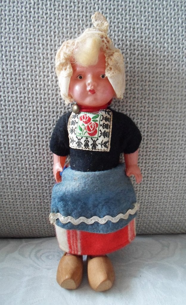Oud Celluloid popje. Klederdrachtpopje op klompjes., Verzamelen, Poppen, Ophalen of Verzenden, Gebruikt, Pop