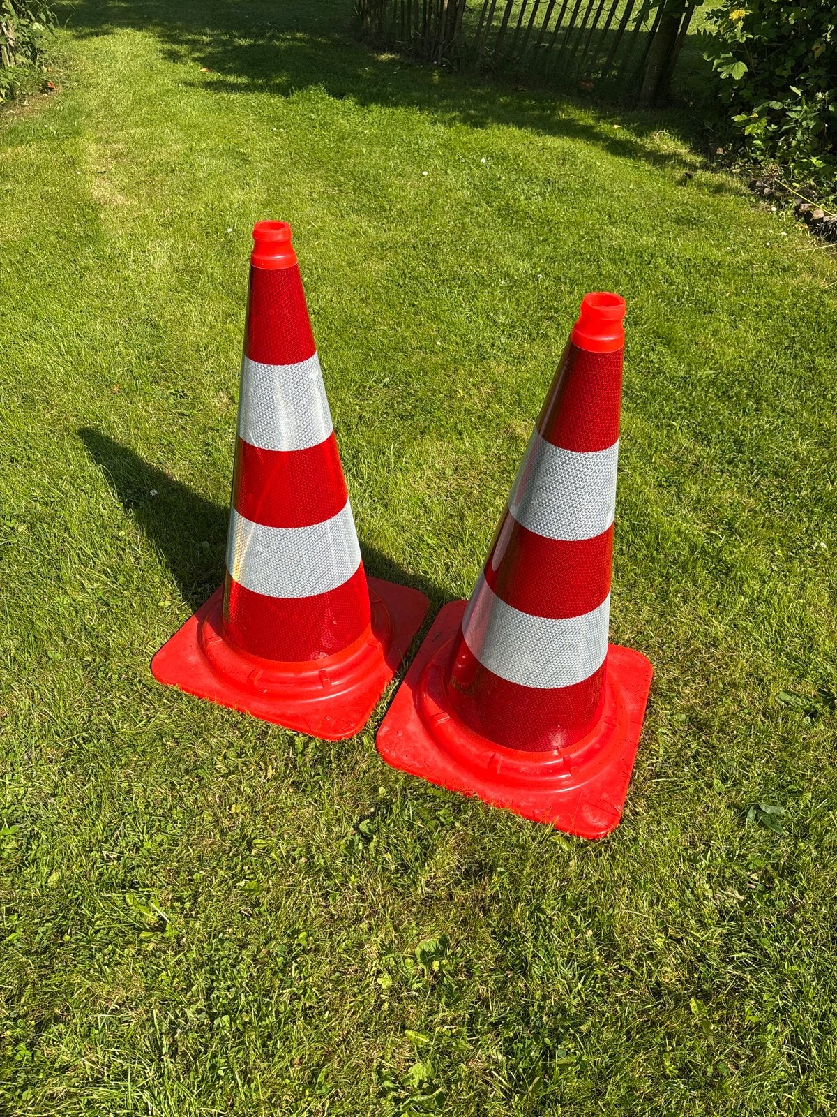 2 Verkeerspionnen in zeer nette staat, Ophalen, Zo goed als nieuw