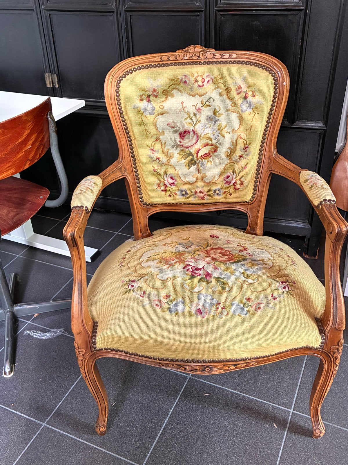 Antieke fauteuil met geborduurd bloemenpatroon, Ophalen