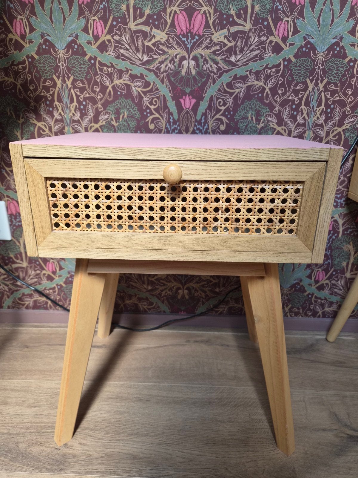Nachtkastje met lade en rotan front - Roze/Hout, Zo goed als nieuw, 45 tot 65 cm, Hout, 55 tot 70 cm