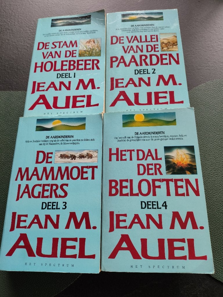 Jean M Auel Deel 1,2,3 en 4 in nette staat, Boeken, Ophalen of Verzenden, Zo goed als nieuw, Jean M. Auel