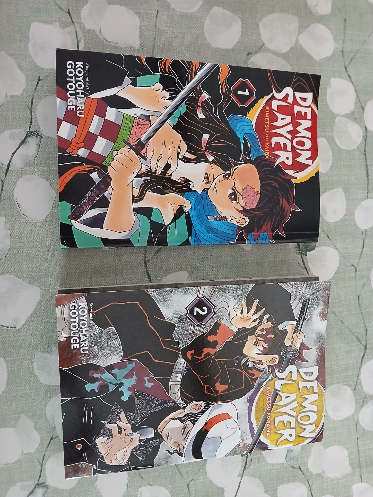 Koyoharu Gotouge - Demon Slayer: Kimetsu no Yaiba, Vol. 1+2, Boeken, Koyoharu Gotouge, Europa, Ophalen of Verzenden, Zo goed als nieuw