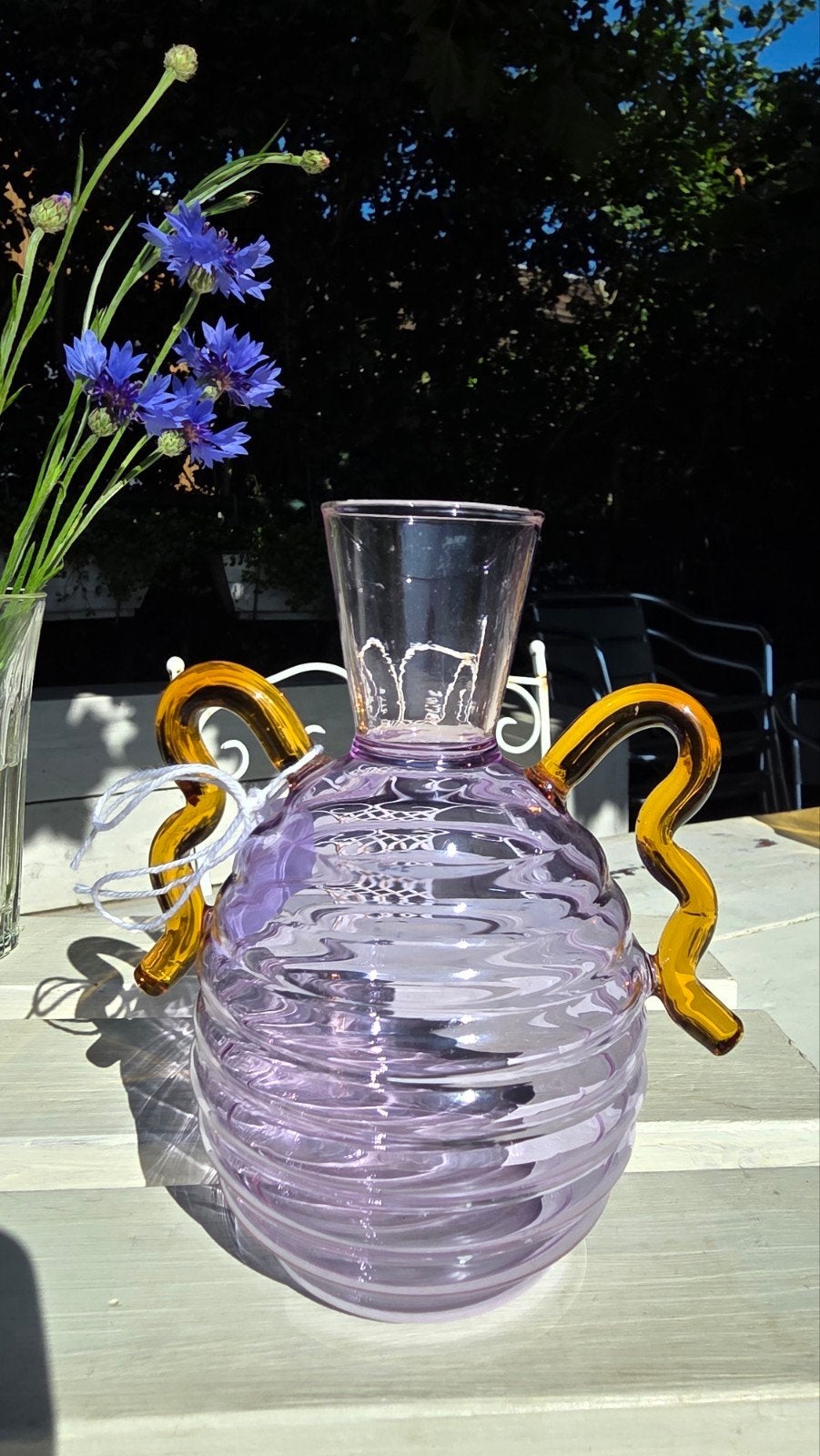 Lila vintage Art Deco glas vaasje met amberkleurige oortjes, Ophalen of Verzenden