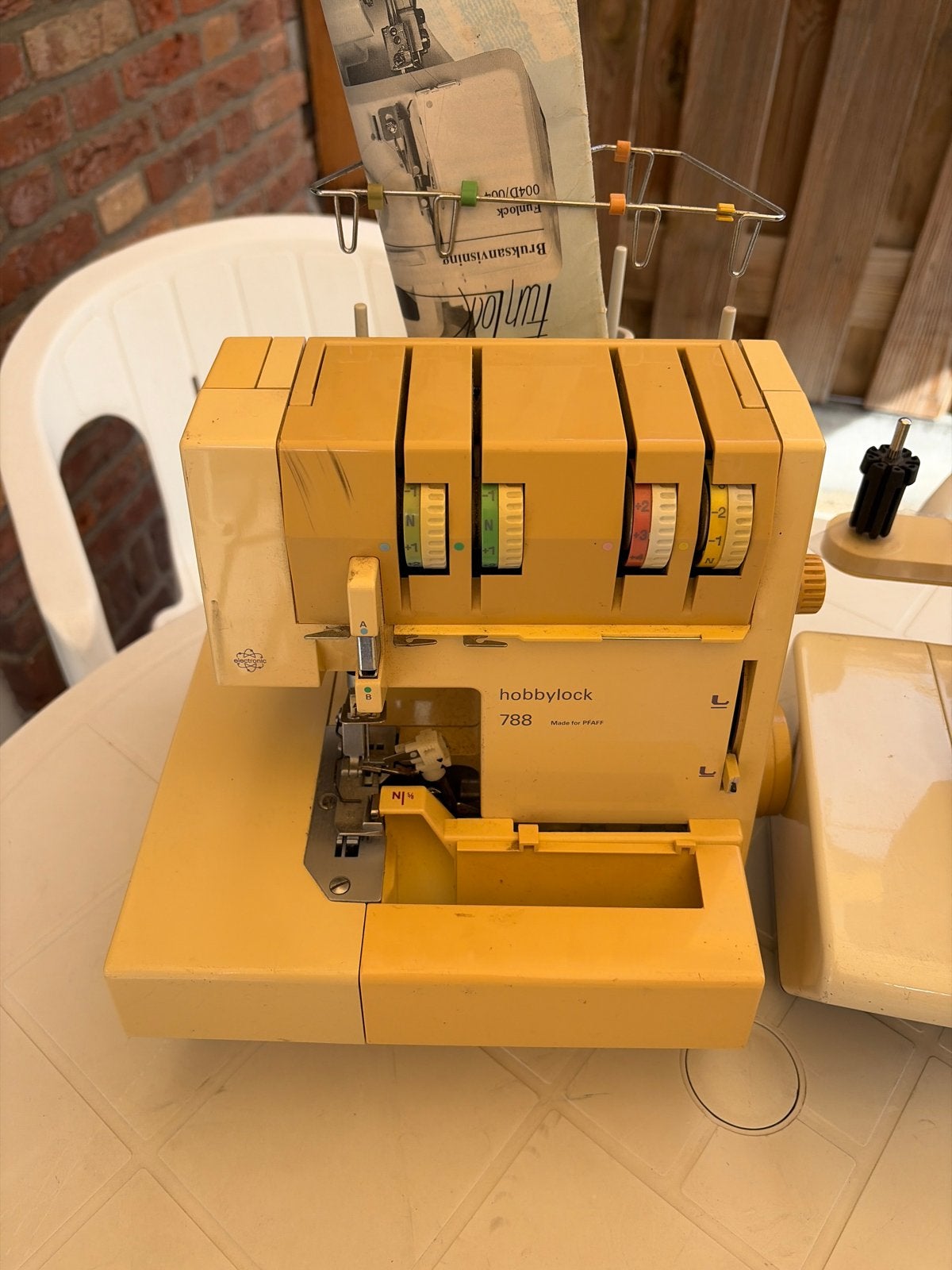 Hobbylock 788 en Lewenstein Lock M-4 lockmachines, Ophalen, Gebruikt, Lockmachine, Pfaff