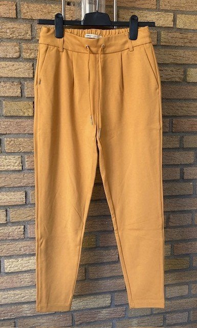 ONLY broek maat XS / lengte 32 in okergele kleur NIEUW, Only, Verzenden, Geel, Nieuw