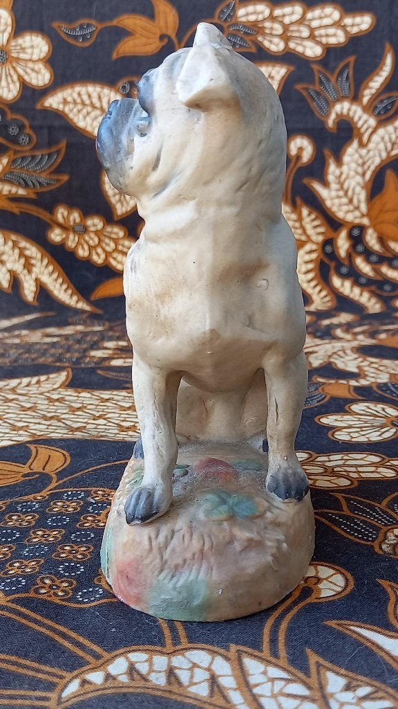 Mooi antiek beeldje uit Duitsland van een mopshond 15,2 cm., Antiek en Kunst, Ophalen of Verzenden