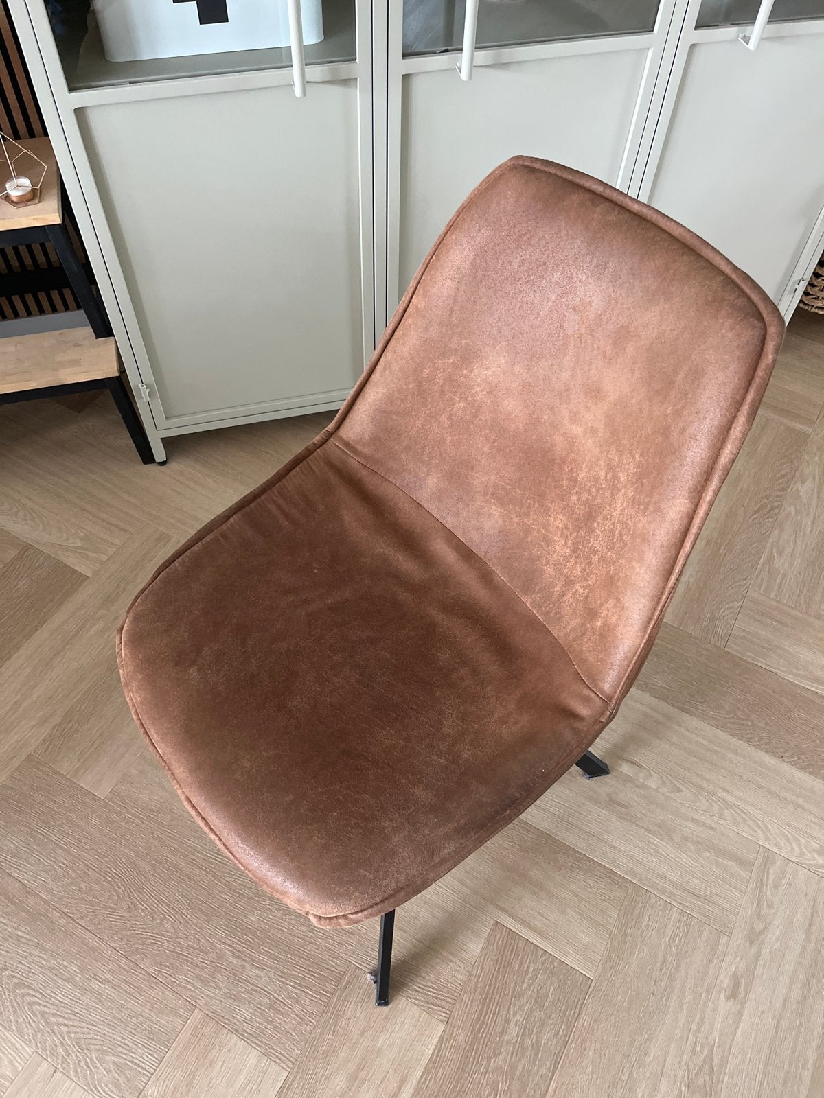6 gebruikte eetkamerstoelen - cognac met zwarte poten, Ophalen, Gebruikt, Bruin, Metaal