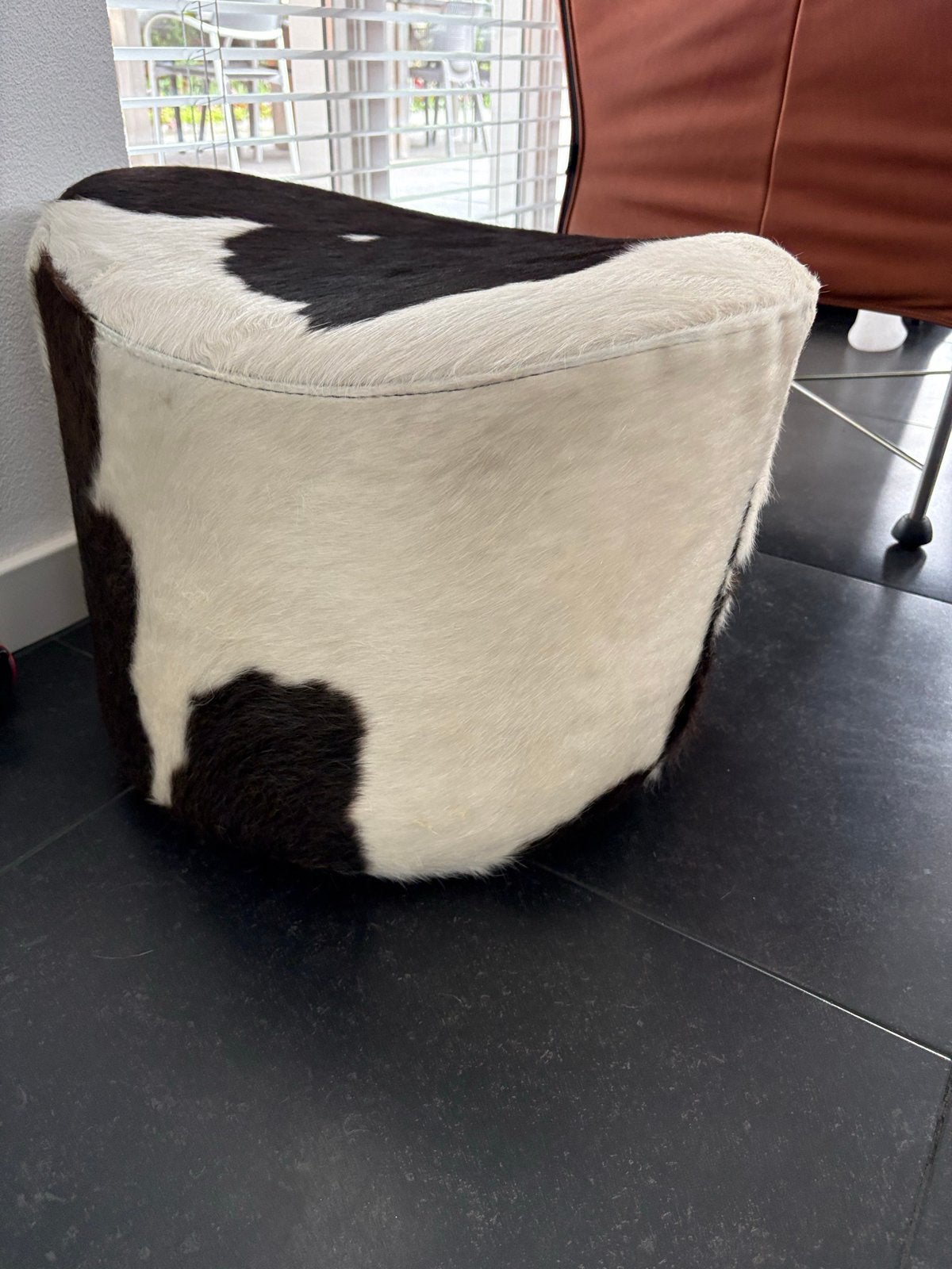 Vintage IKEA STOCKHOLM poef / hocker koeienhuid 1999, Huis en Inrichting, Ophalen, Gebruikt, Rond, Leer