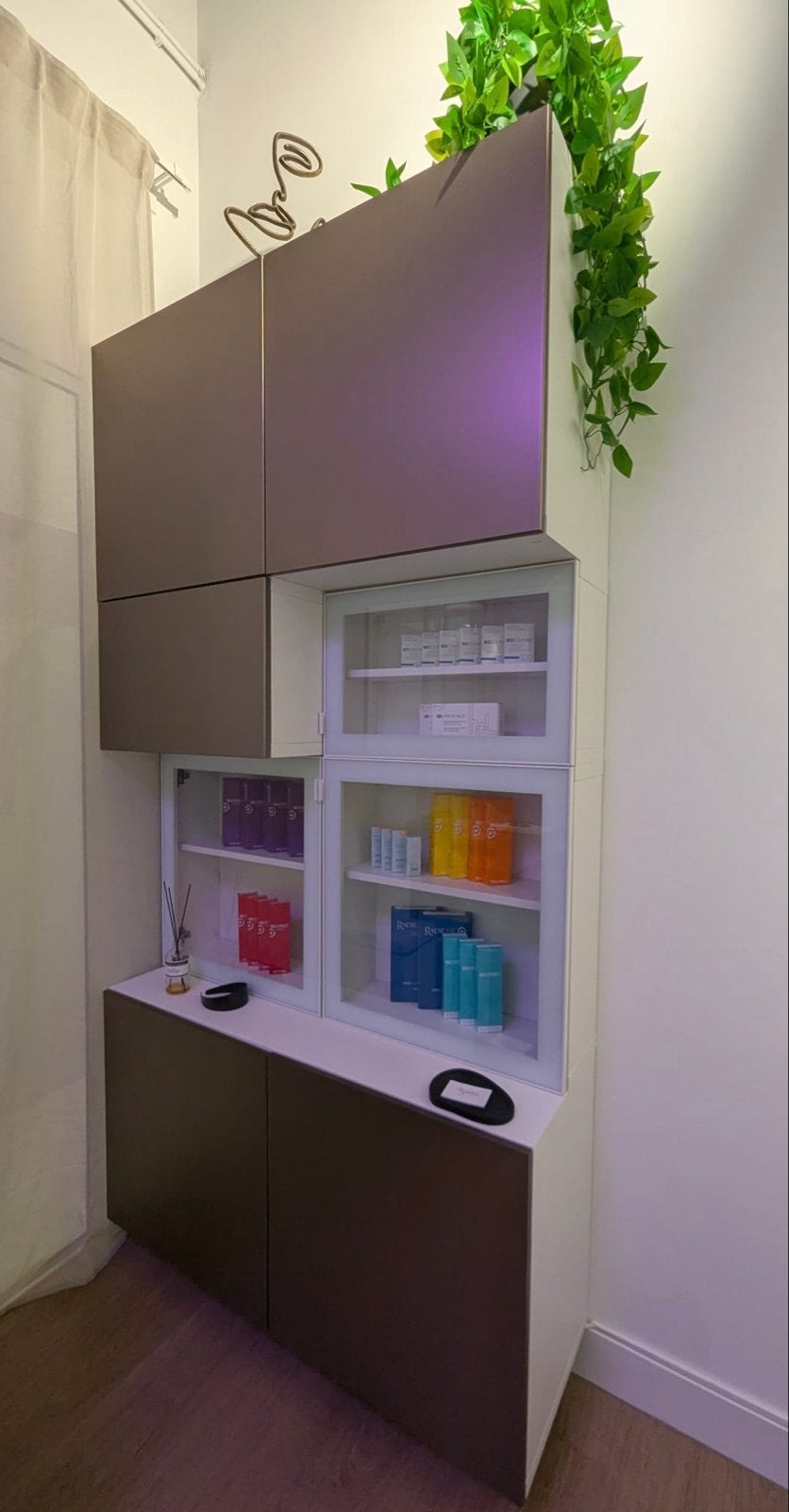 Moderne kastenwand met vitrinekasten en dichte deuren, Huis en Inrichting, Kasten | Vitrinekasten, Overige materialen, 200 cm of meer