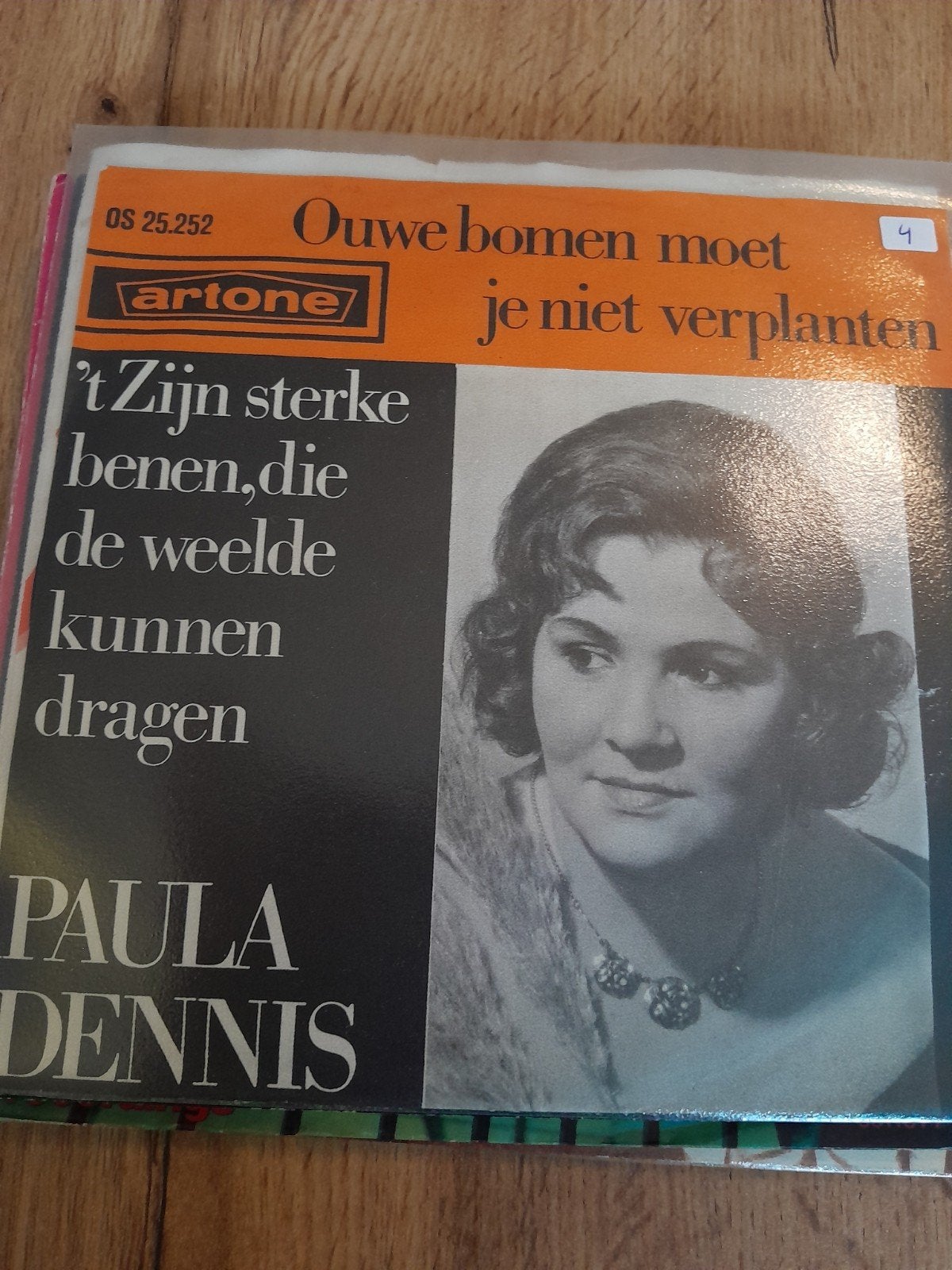 Paula dennis 7 inch t,zijn sterke benen die de weelde kunnen, Ophalen of Verzenden, Zo goed als nieuw, Pop