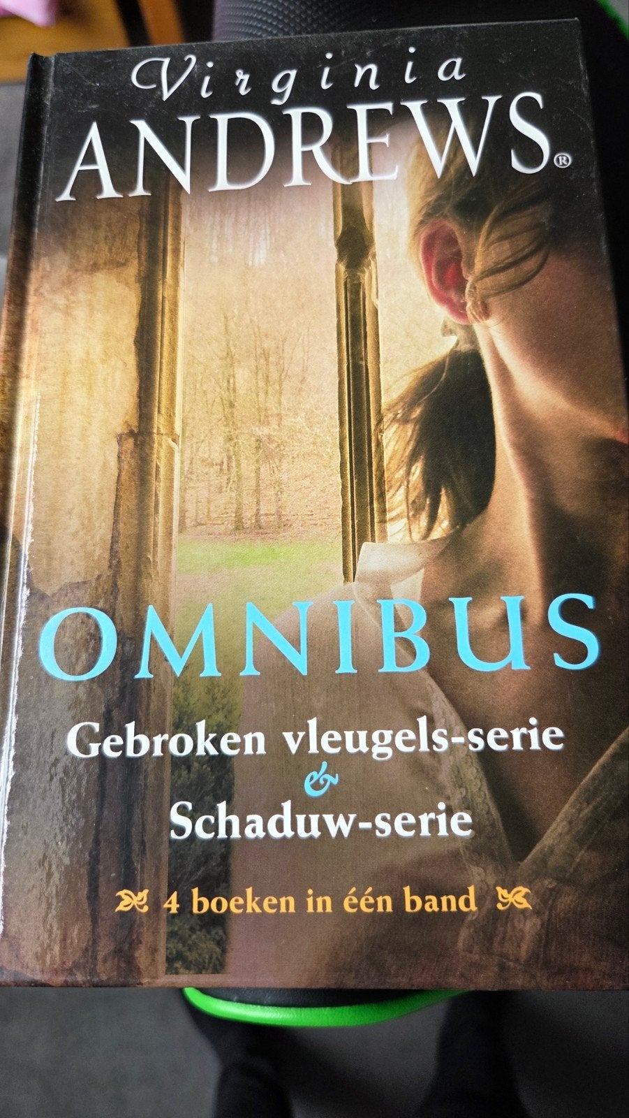 Virginia Andrews Omnibus: Gebroken Vleugels- & Schaduw-serie, Ophalen of Verzenden, Zo goed als nieuw, Virginia Andrews, Nederland
