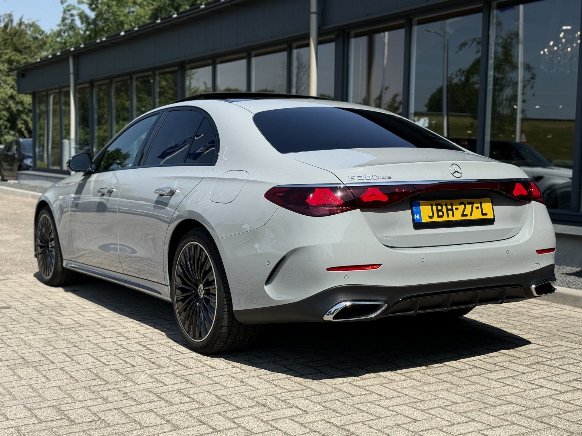 Mercedes-Benz E-Klasse 300 de AMG Line Pano Hyperscreen, Auto's, Automaat, Dealer onderhouden, Achterwielaandrijving, Gebruikt