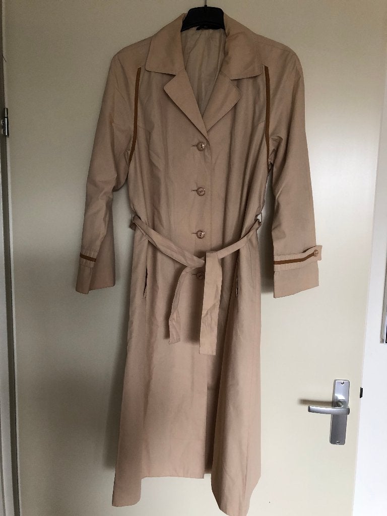 Lange dames jas met riem en knopen, beige, maat 40, Ophalen of Verzenden, Zo goed als nieuw, Maat 38/40 (M), Beige