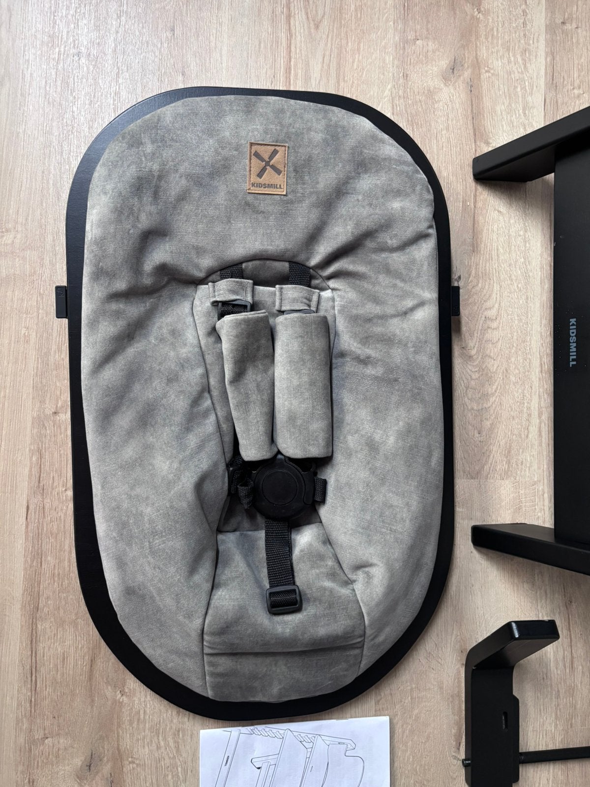 Foto 6 van Kidsmill UP Kinderstoel zwart met baby en newbornset Grey