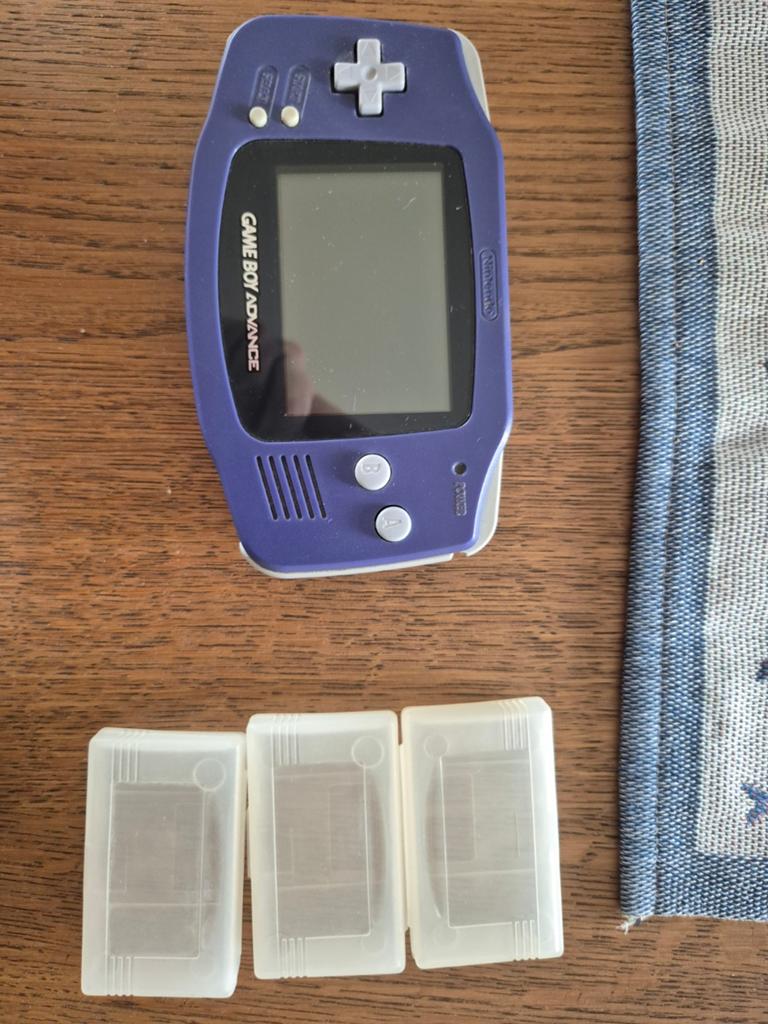 Game Boy Advance - Paars - Inclusief 3 game hoesjes, Spelcomputers en Games, Spelcomputers | Nintendo Game Boy, Verzenden, Gebruikt