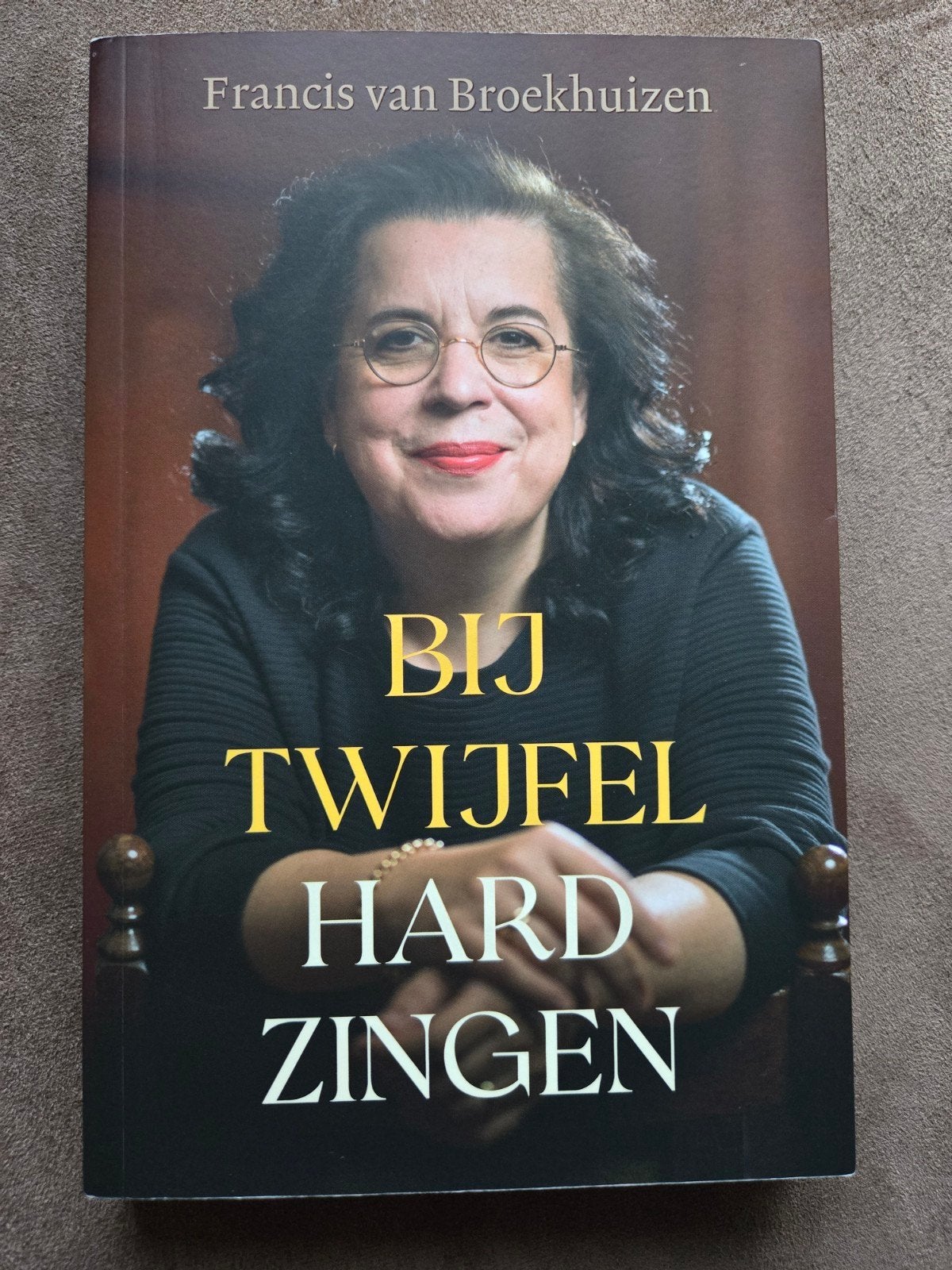 Francis van Broekhuizen - Bij twijfel hard zingen, Ophalen of Verzenden, Zo goed als nieuw, Francis van Broekhuizen
