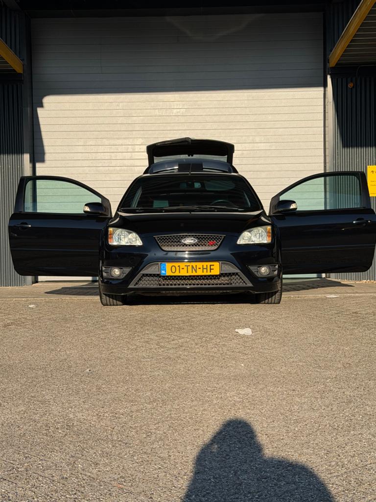 Ford Focus 2.5 20V Turbo TIK IN BLOK EXPORT ONLY!, Auto's, Ford, 4 stoelen, Handgeschakeld, Particulier, 1292 kg