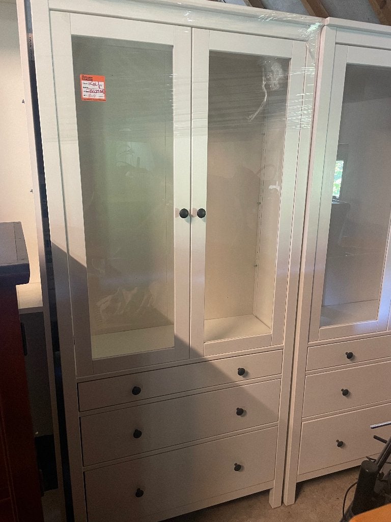 Hemnes vitrine kast met drie lades, Ophalen, 100 tot 150 cm, Zo goed als nieuw, 3 of 4 laden