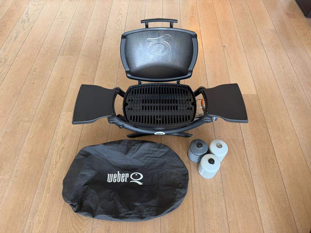 Weber Q1200 gasbarbecue + hoes + bakplaat + 3 gasbusjes, Ophalen