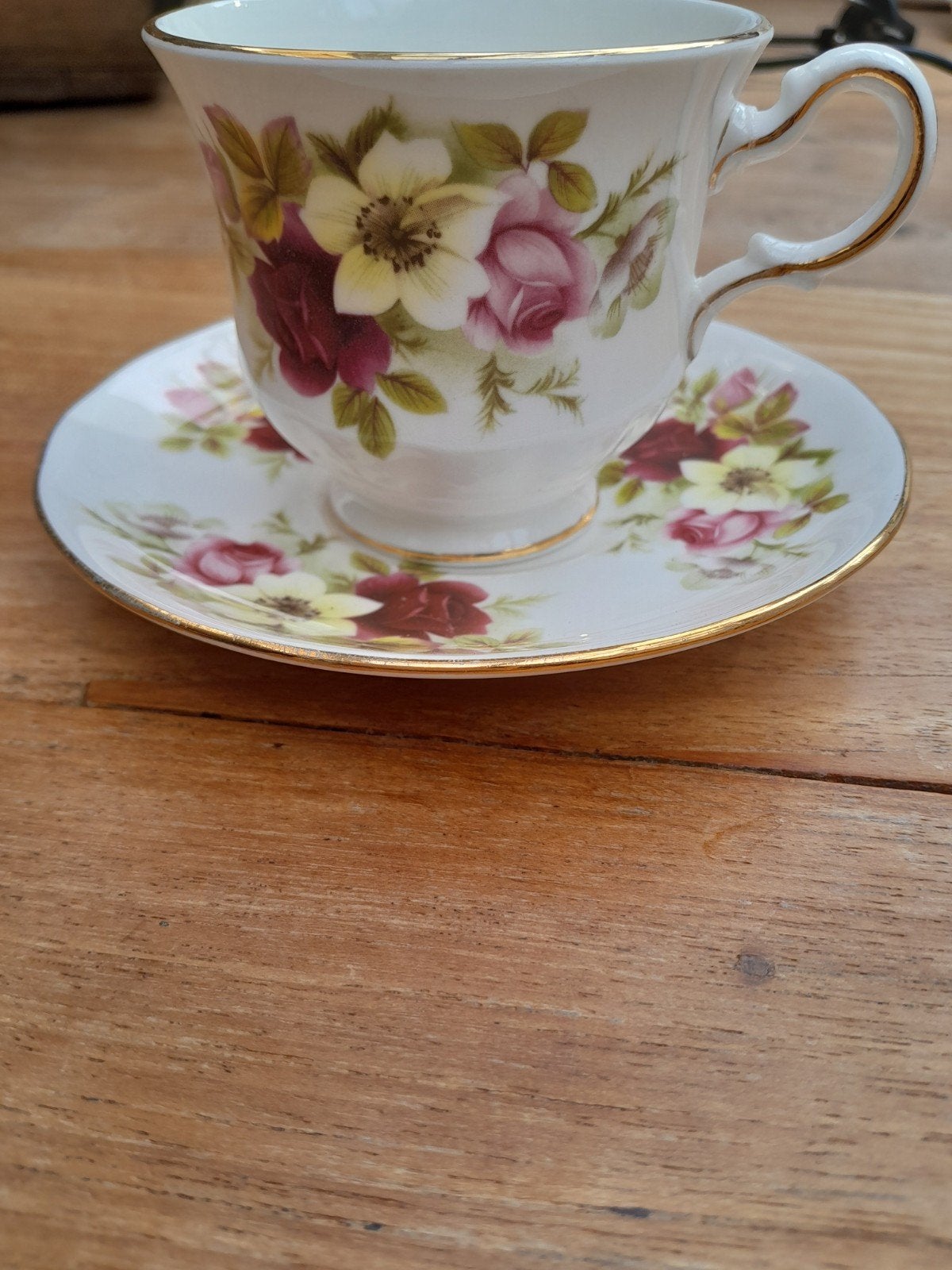 Queen Anne Bone China Kop en Schotel - Bloemenpatroon, Antiek en Kunst, Antiek | Servies los, Ophalen of Verzenden