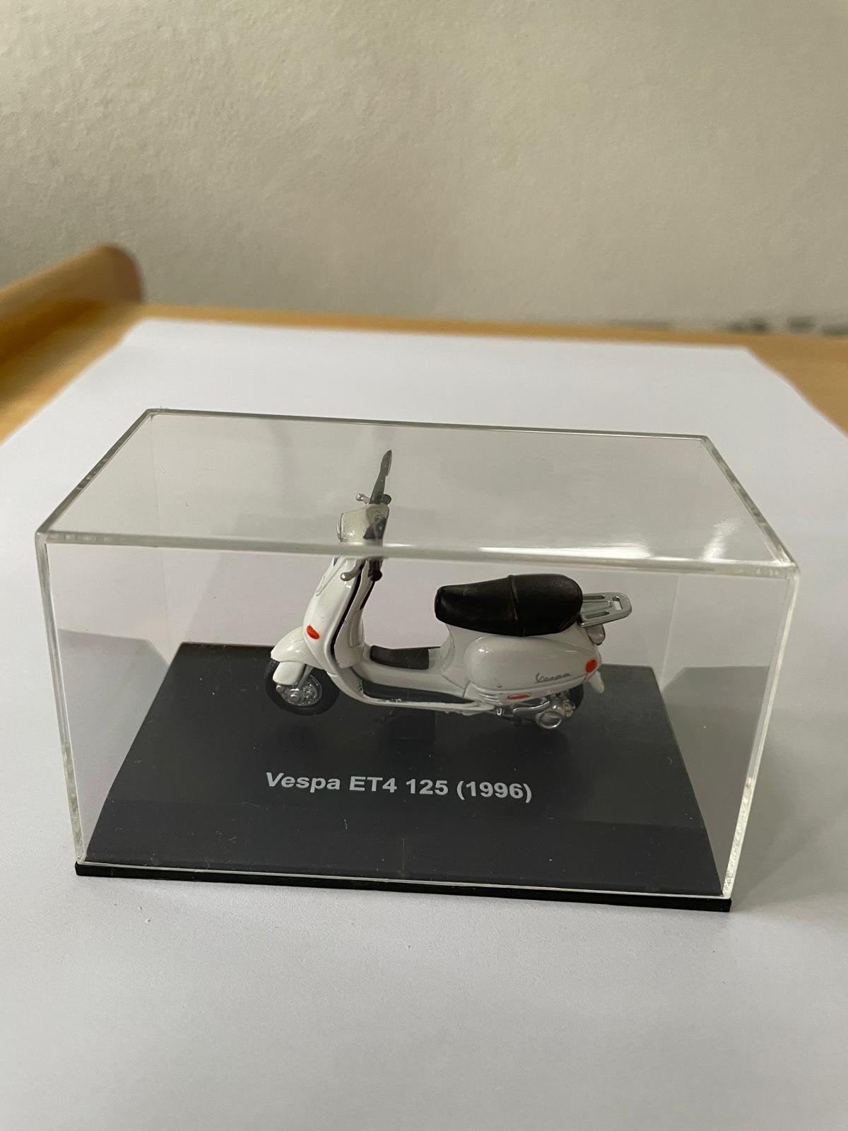 Origineel miniatuur model Vespa 1:32

Vespa ET4 125 (1996), Ophalen of Verzenden, Overige typen, Overige merken