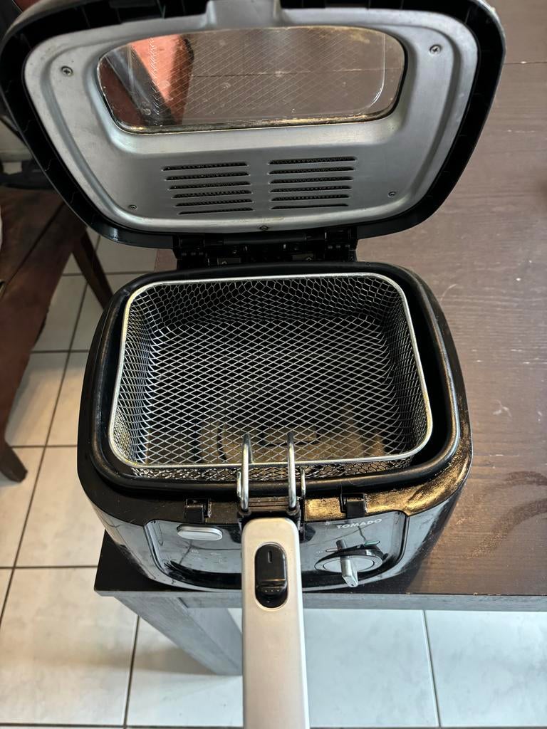 Tomado Friteuse - Compact en Gebruiksvriendelijk, 2 tot 3 liter, Ophalen of Verzenden, Zo goed als nieuw, Uitneembare binnenpan