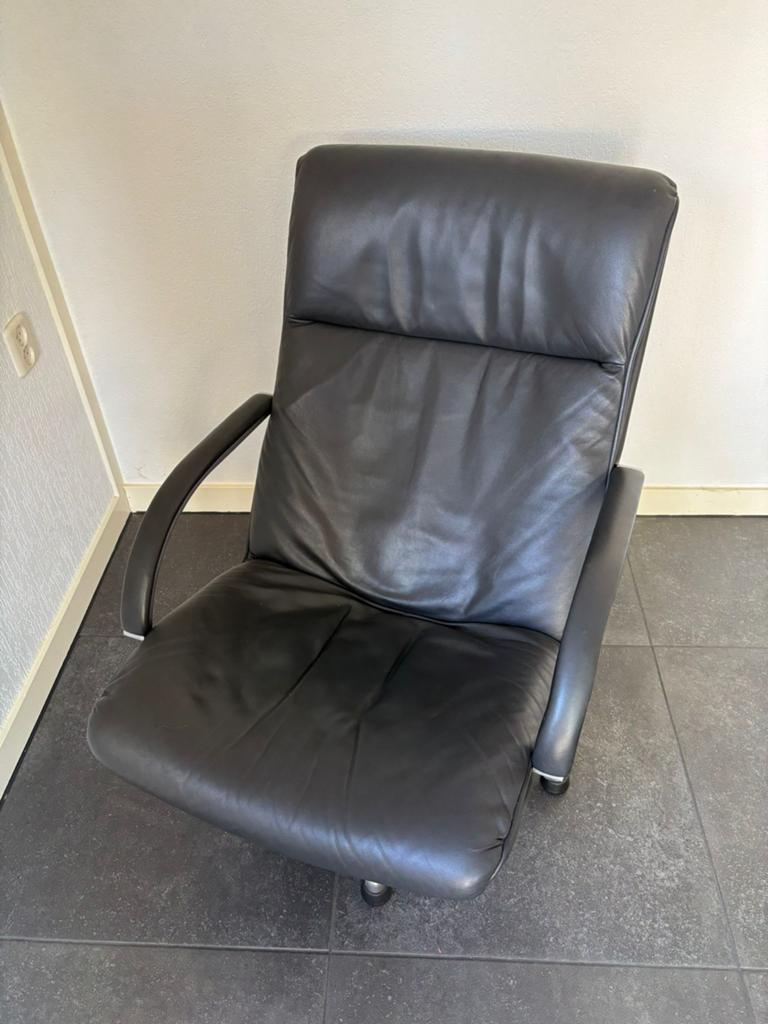 Grijze leren artifort draaifauteuil met armleuningen, Huis en Inrichting, Fauteuils, Ophalen, Gebruikt, 50 tot 75 cm, Leer