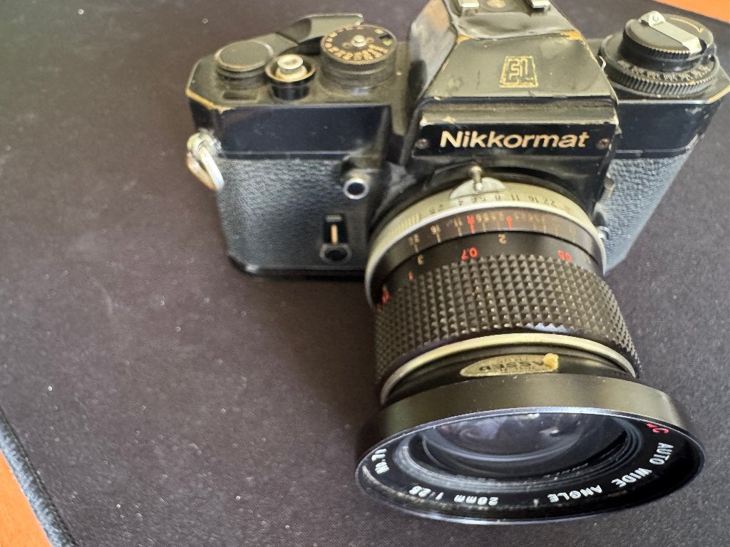 Nikkormat EL + 28mm f/2.8 – Nikon klassieker uit 1972, Audio, Tv en Foto, Fotocamera's Analoog, Ophalen of Verzenden, Gebruikt